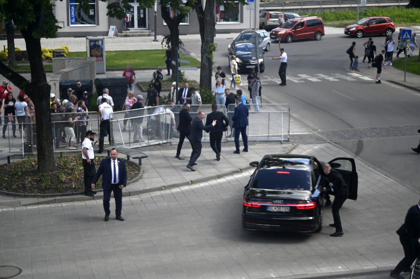 Slovakya Başbakanı Robert Fico, ülkenin Handlova kasabasında düzenlenen Bakanlar Kurulu toplantısı sonrasında düzenlenen silahlı saldırıda yaralandı