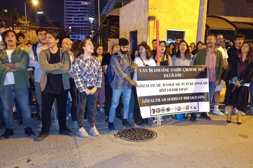 İzmir'de tutuklamaları protesto edenler