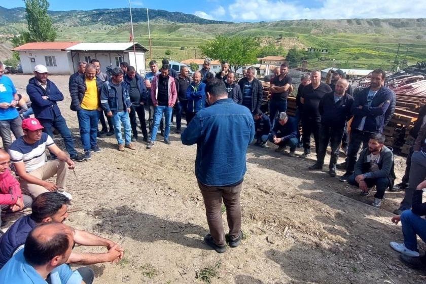 İçeri girmek isteyen aileleri engelleyen jandarma.