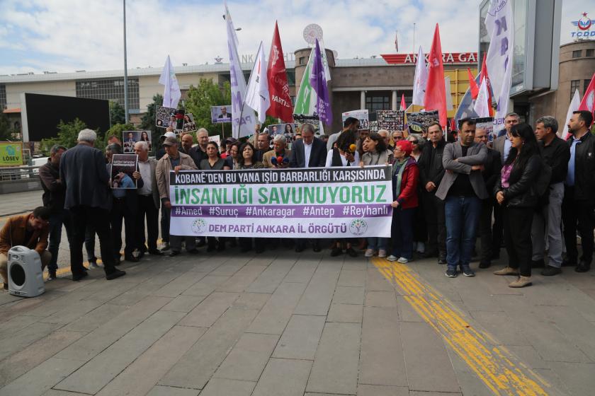 Ankara Tren Gar'ı önünde basın açıklaması, pankart, bayraklar, kalabalık