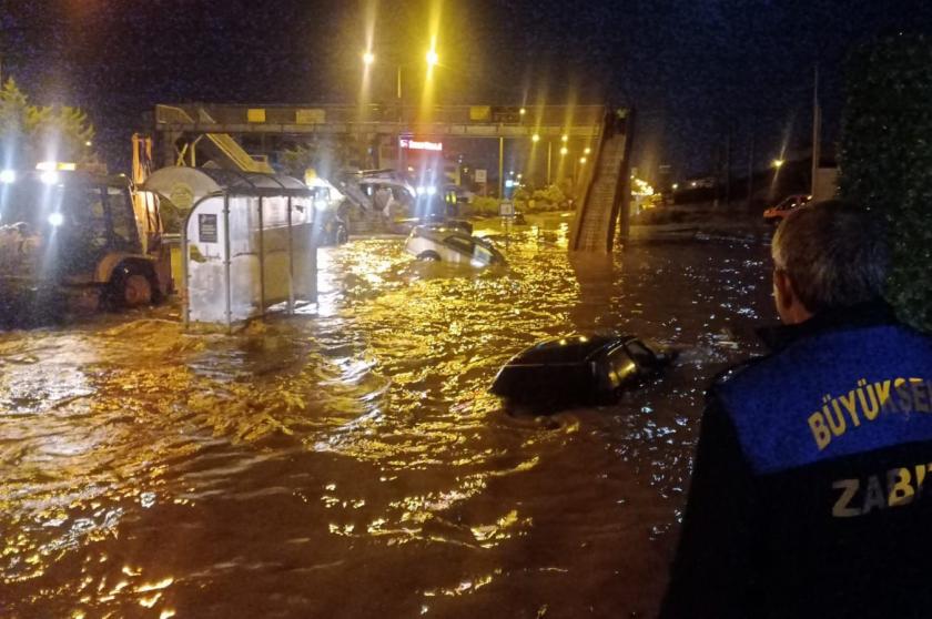 su ile taşan yollar, su altında kalan otomobiller