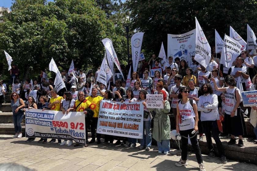 basın açıklaması, bayrak, sendika önlüklü öğretmenler