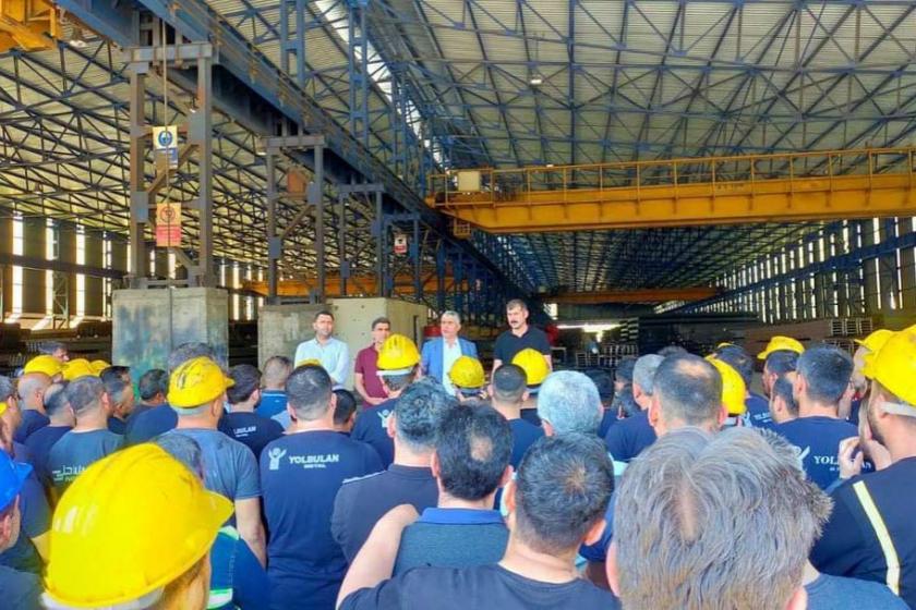 İskenderun’da yer alan Yolbulan Metal fabrikasında greve çıkan işçiler