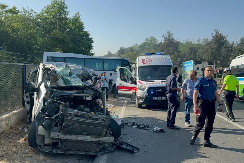 Çorlu'da işçi servisi ile kamyonetin çarpışması