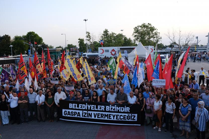 İstanbul Kadiköy'de kayyuma tepki gösterdi 