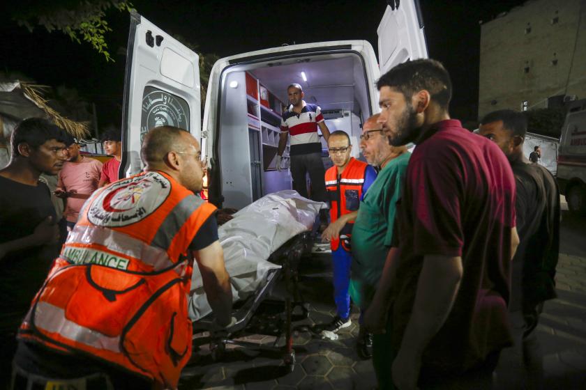 ambulans, sedye, torbayla örtülü cansız beden, görevliler