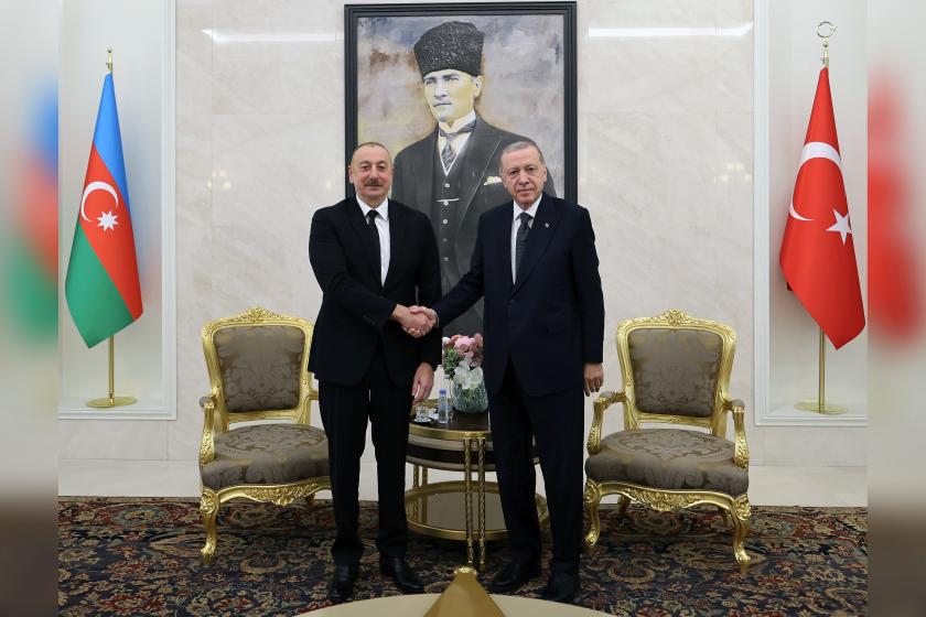 İlham Aliyev (solda), Tayyip Erdoğan (sağda)