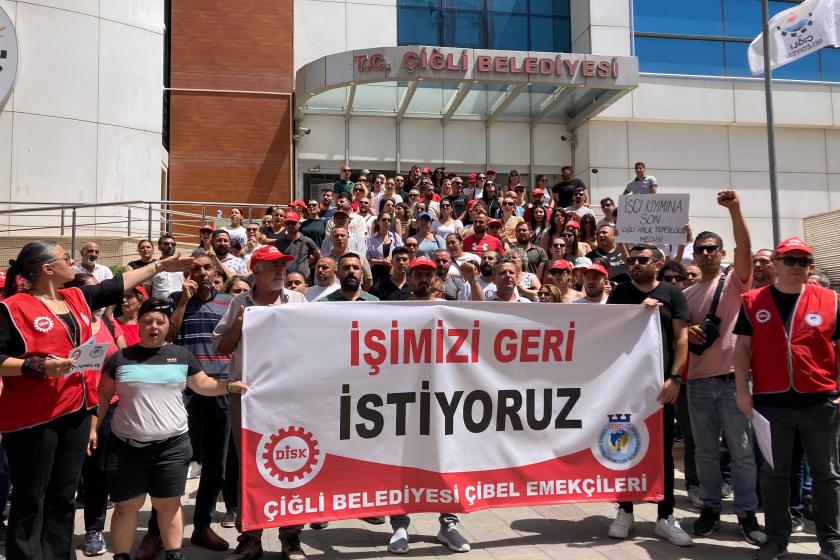 Çiğli Belediyesi'nde işten atılan işçiler belediye önünde eylem yaptı 