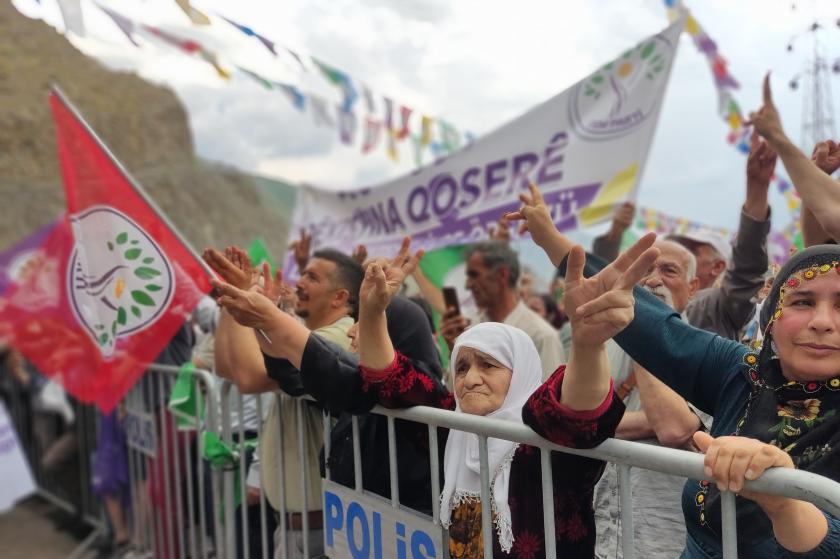 Hakkari'de kayyum protestosunda halay çeken kadınlar