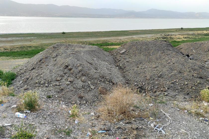 Burdur Gölü kıyısında hafriyat