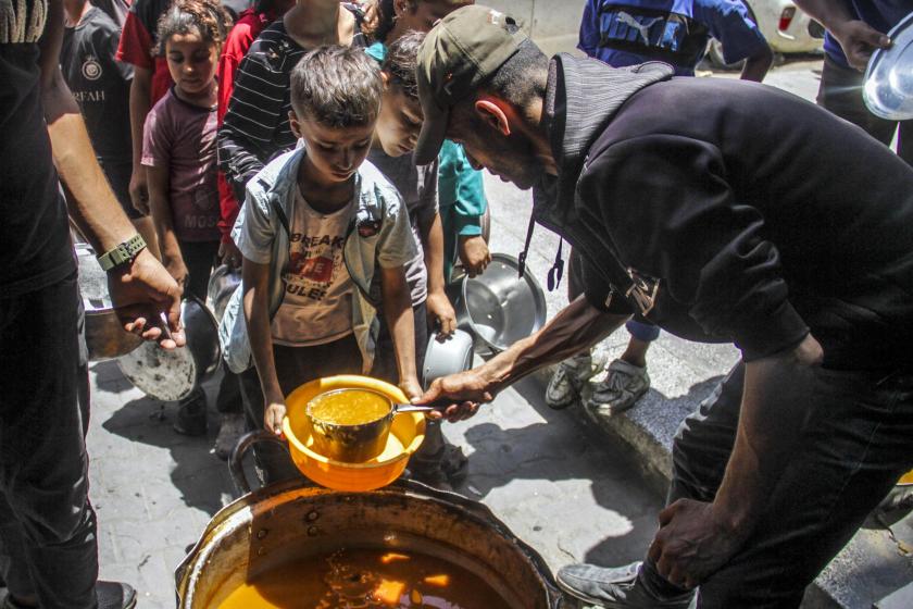 Gazze'de yemek sırasında çocuklar