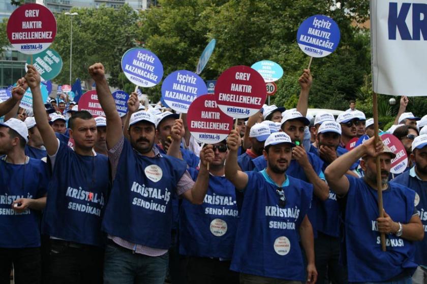 Grev yasağını protesto eden Kristal-İş üyesi işçiler