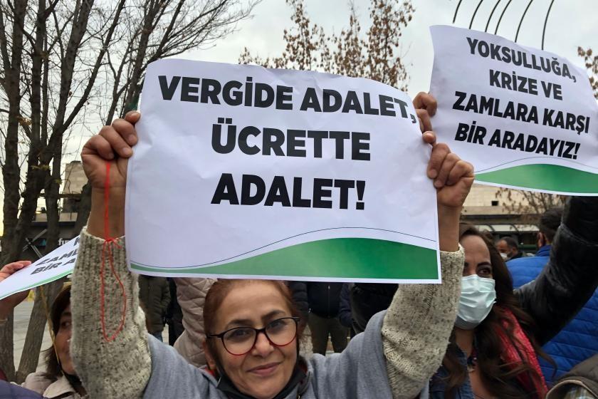 Vergide adalet yazılı dövizi taşıyan kadın