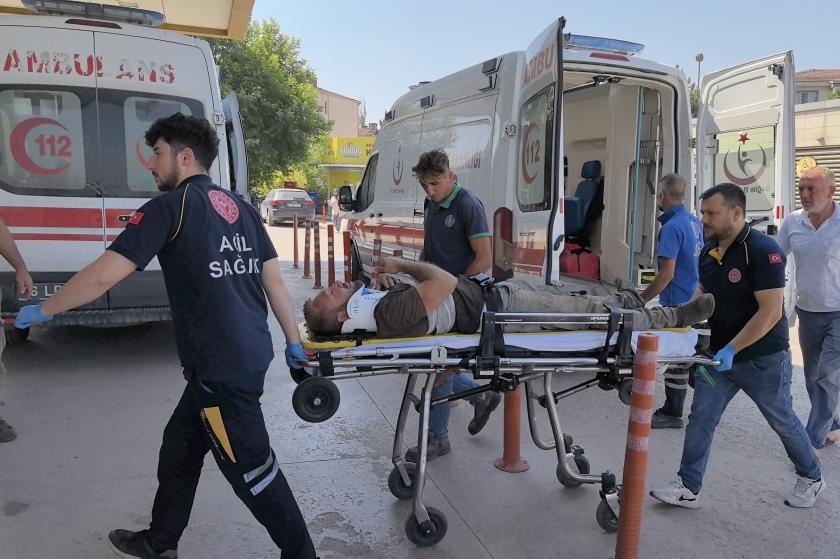 sedyede taşınan yaralı, ambulans, sağlık personeli