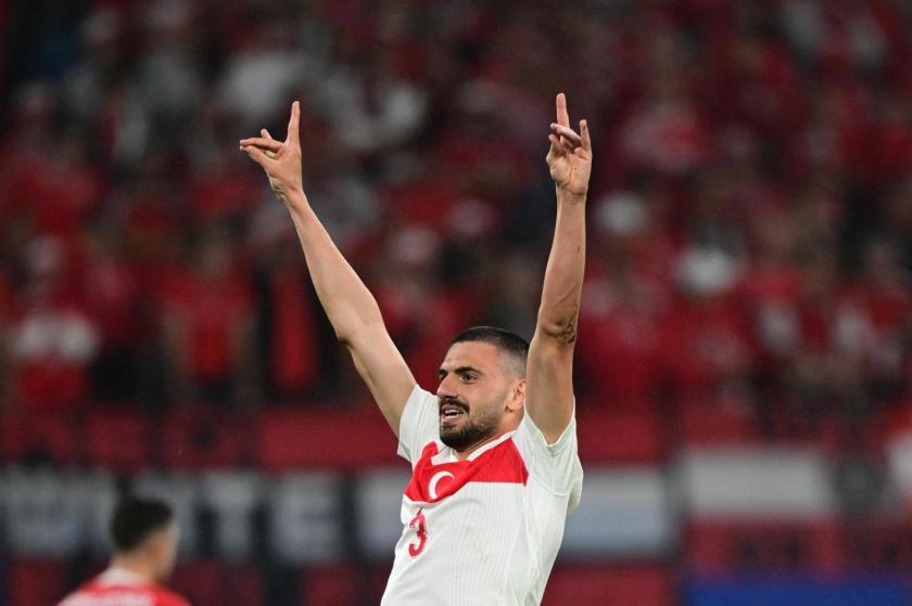 Merih Demiral'in gol sevinci sırasında yaptığı 'bozkurt' işareti.