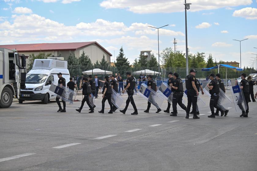 Sincan Cezaevi önündeki polisler, TOMA