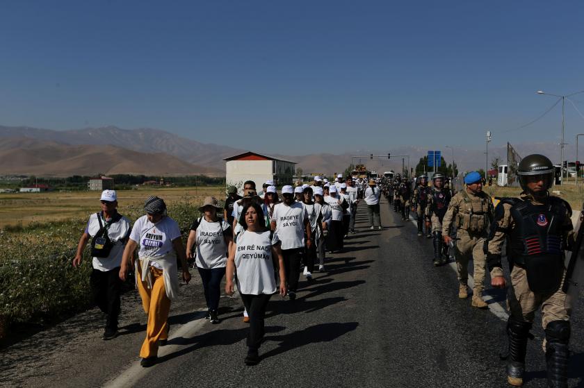 Yürüyüşcüler ve yanlarında yürüyen jandarma