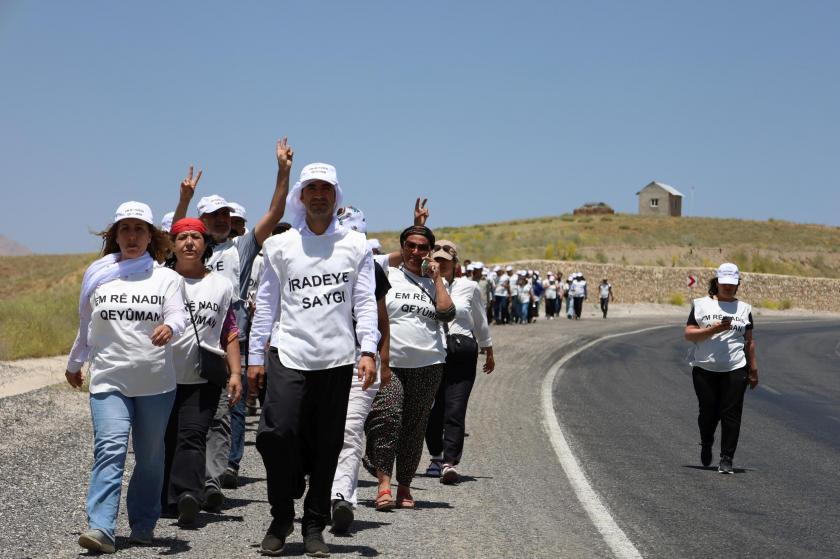 Hakkari’ye kayyum atanmasına karşı başlatılan “İradeye Saygı Yürüyüşü”