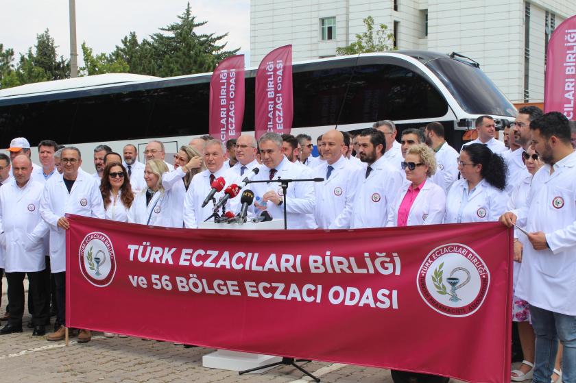 Türk Eczacıları Birliği YÖK önünde açıklama