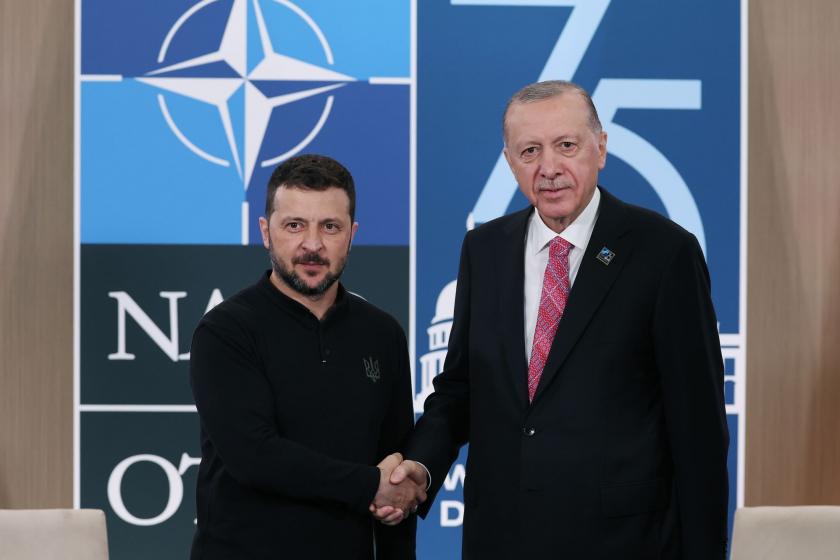 Cumhurbaşkanı Erdoğan (sağda), NATO Devlet ve Hükümet Başkanları Zirvesi'ne katılmak üzere geldiği ABD'nin başkenti Washington'da, Ukrayna Devlet Başkanı Volodimir Zelenskiy (solda) ile görüştü.