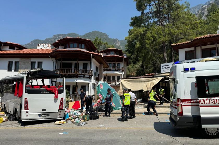 kaza yeri, samları kırılmış hasar alan otobüs, caddeye savrulan eşyalar, ambulans