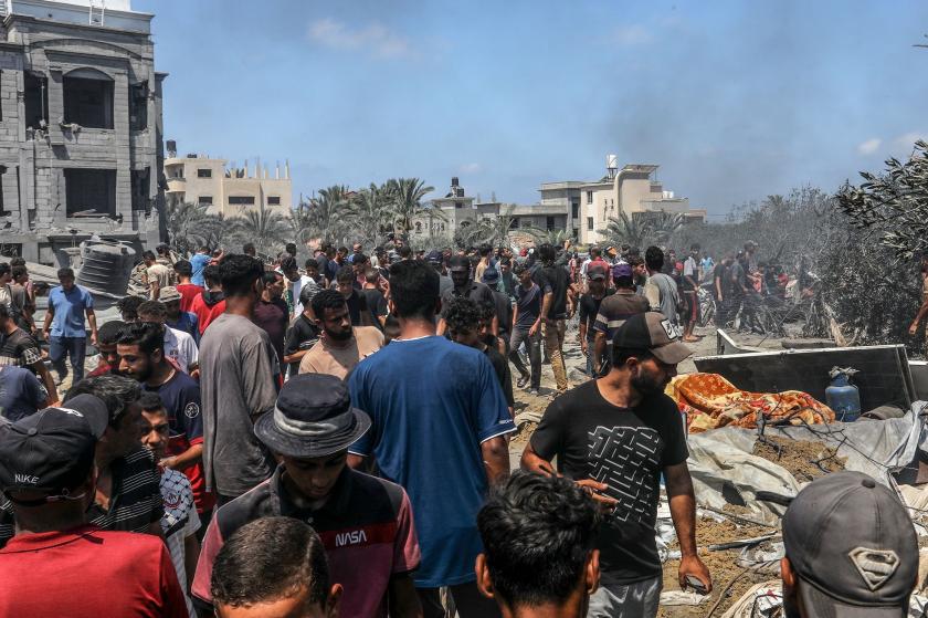 bombardıman sonrası kalabalık, yıkılan yerler