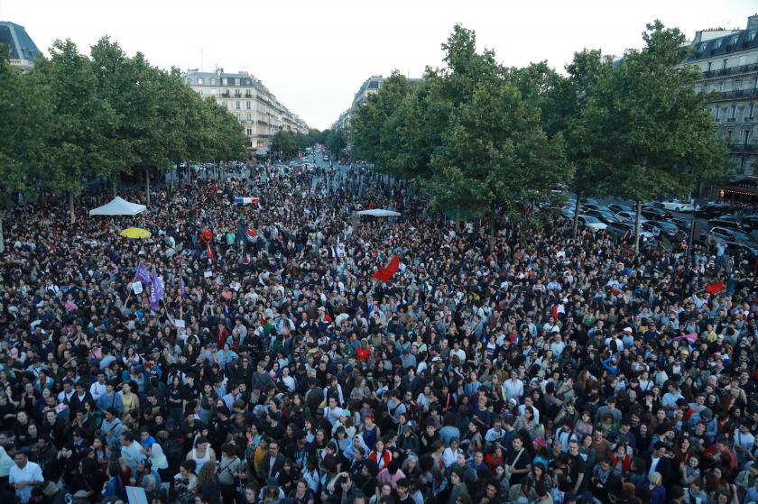 Fransa'da seçim sonuçları sonrası halk kutlama için sokağa indi