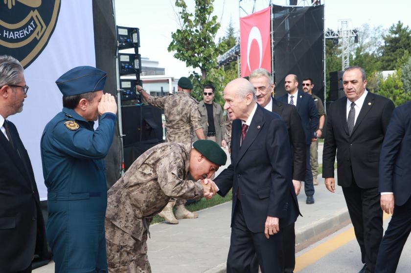 Özel Harekat Başkanı Süleyman Karadeniz, Devlet Bahçeli'nin elini öperken