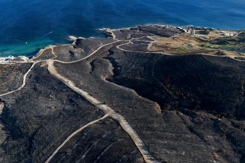 İzmir Çeşme'de yanan ormanlık alan