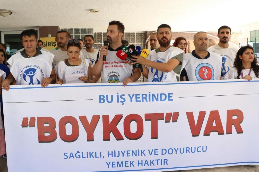 Dicle Üniversitesi'nde zehirli yemek açıklaması ve boykot yapan sağlık emekçileri