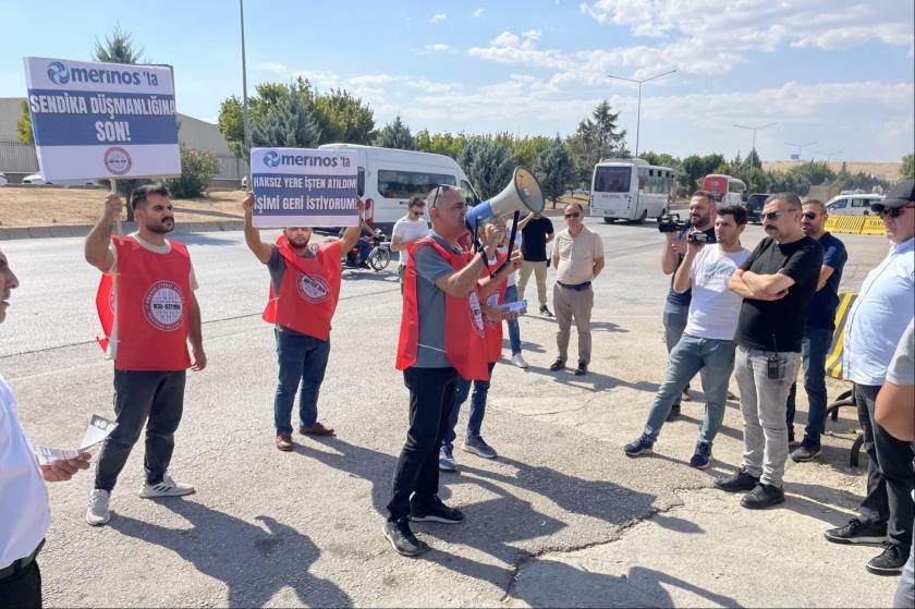 BİRTEK-SEN Merinos önünde işten atılan işçi için eylem yaparken