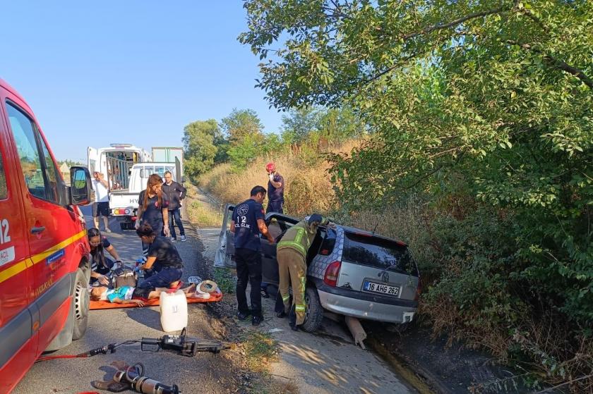 Bursa'da sulama kanalına düşen otomobil