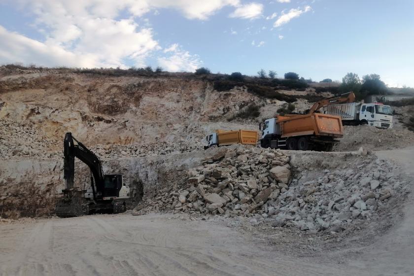 Foça'daki taş ocağı