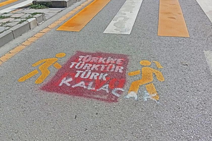 Trafik uyarıları üzerine yazılan yazı