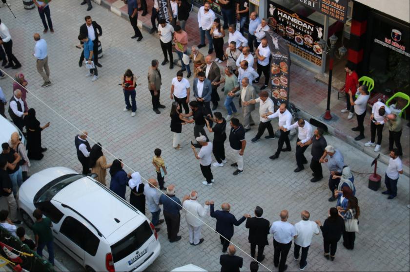 Van'da gerçekleştirilen eylemde halay çekenler.