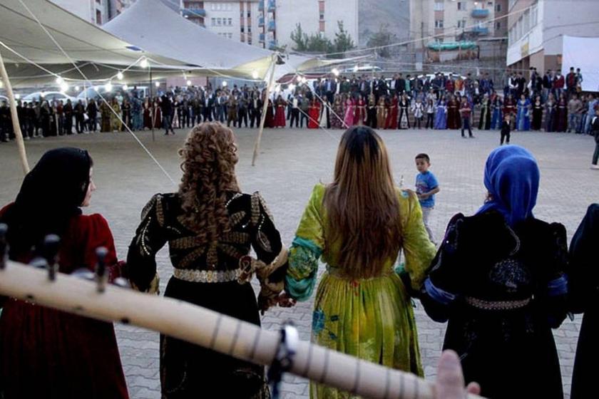 Düğünde halay çeken insanlar.