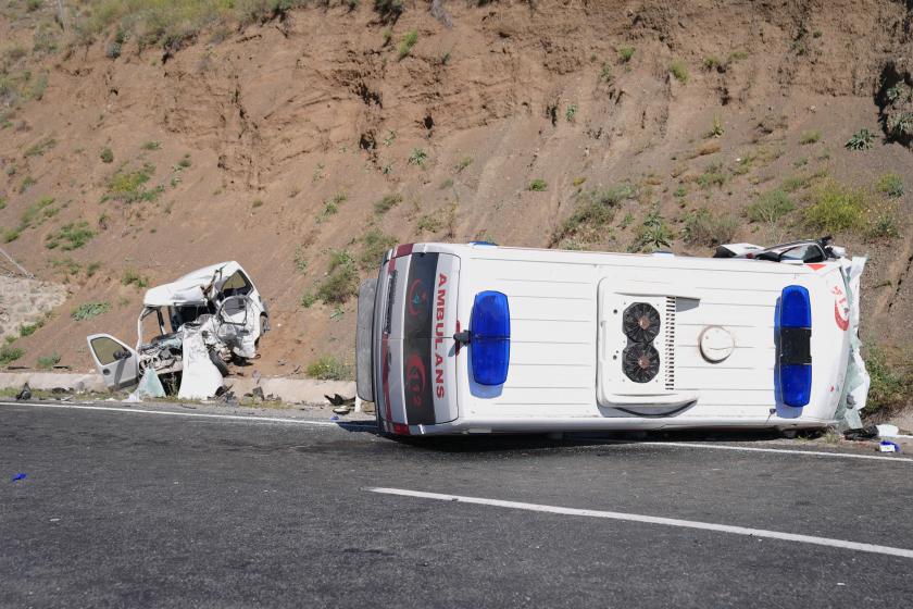 Erzurum'da ambulans ile hafif ticari araç kaza yaptı 