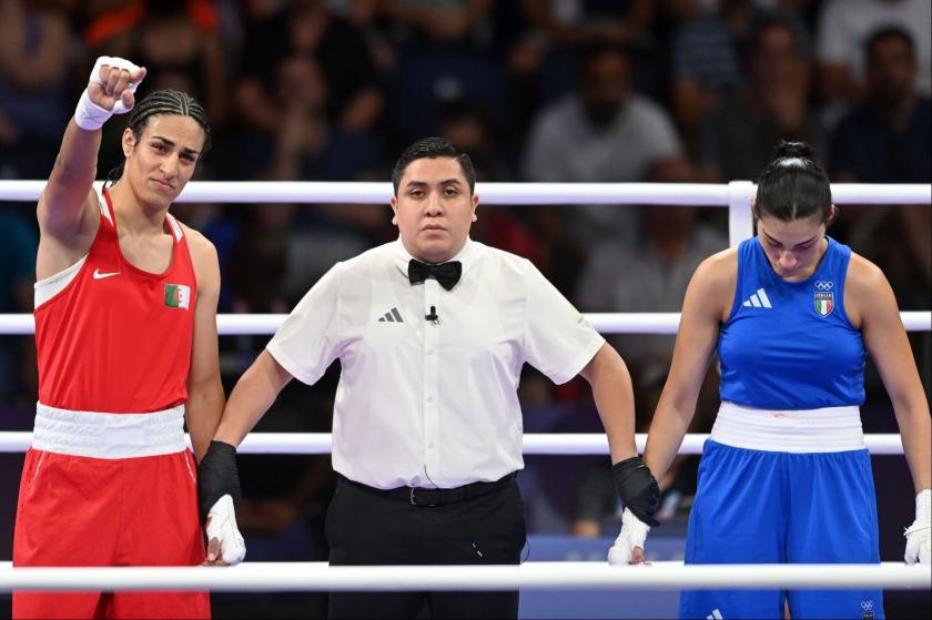 Kadınlar 66kg ön eleme 16. tur boks maçında Cezayirli boksör Imane Khelif (kırmızı), İtalyan rakibi Angela Carini (mavi) ile karşılaştı.