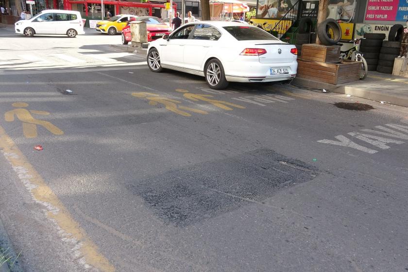 Diyarbakır'da Kürtçe uyarı yazılarının silindiği yol.