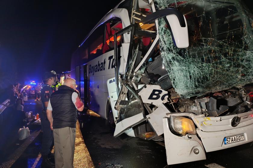 Düzce'de yolcu otobüsü TIR'a çarptı