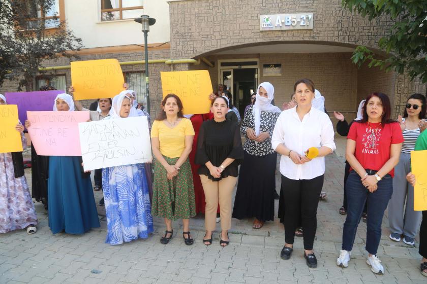 Katledilen Pınar Bayrak'ın evinin önünde açıklama: Çaresiz değiliz