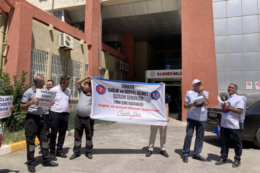 İzmir Yeşilyurt’ta yer alan Atatürk Eğitim ve Araştırma Hastanesi’ndeki güvenlik görevlisi Abdullah Bahur’a yönelik şiddet  protesto edilirken