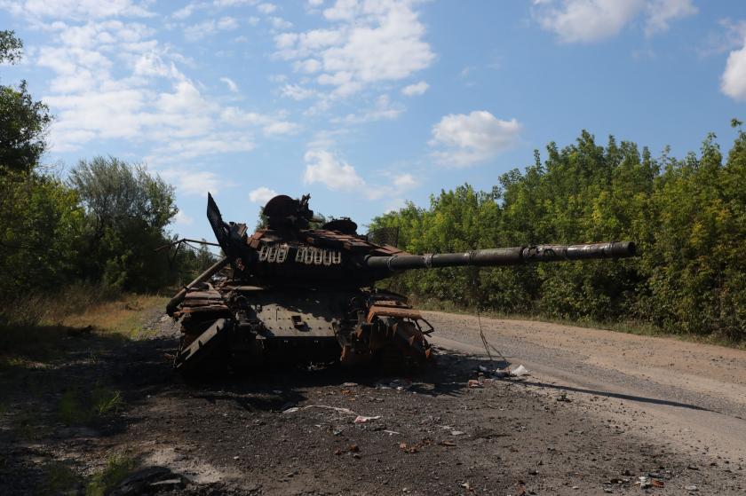 Harkiv'de saldırılarda zarar görmüş bir tank.