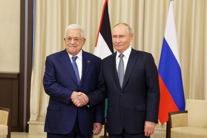 Vladimir Putin (sağ), Mahmud Abbas (sol)