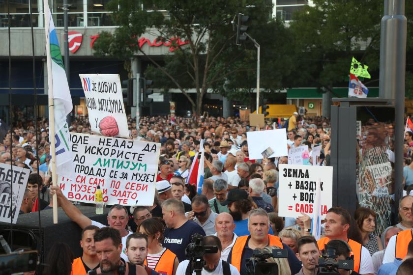 Sırbistan’ın başkenti Belgrad’da toplanan binler, lityum madeni çıkarma projesini protesto etti. 