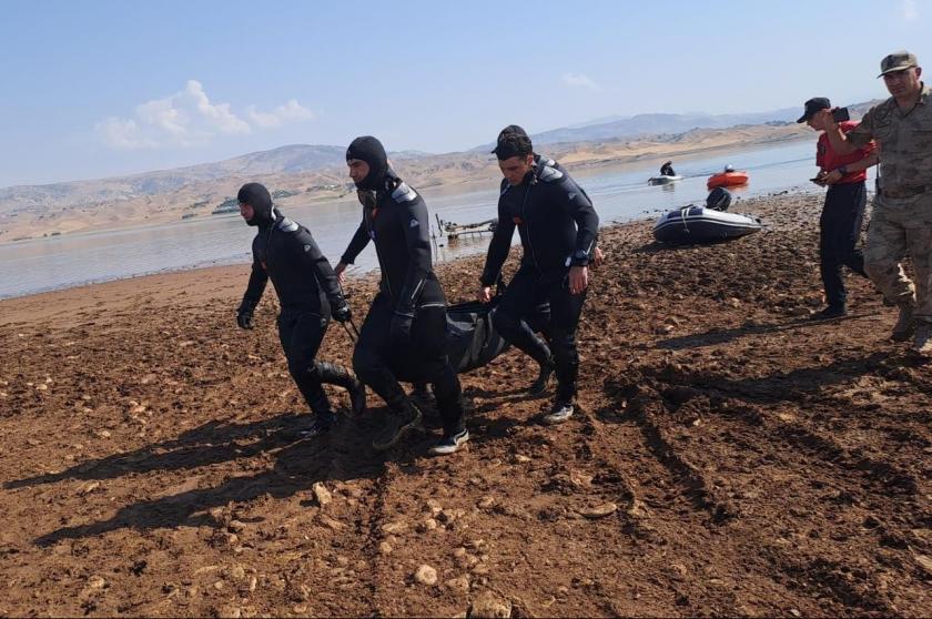 Diyarbakır'da boğulan gencin cansız bedeni çıkarılırken  