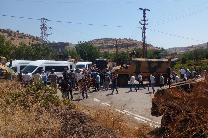 Mardin'in Savur ilçesi'nde DEDAŞ ekipleri askerle baskın yaptı