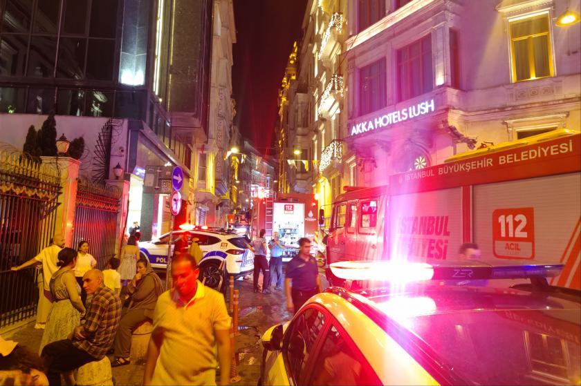 Beyoğlu'nda, 9 katlı otelin bodrum katında yangın çıktı