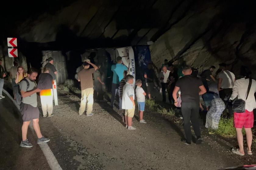 Burdur'da devrilen yolcu otobüsü