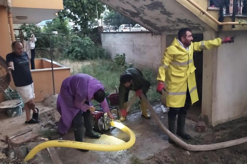 Sinop'ta su basan evleri boşaltma çalışması